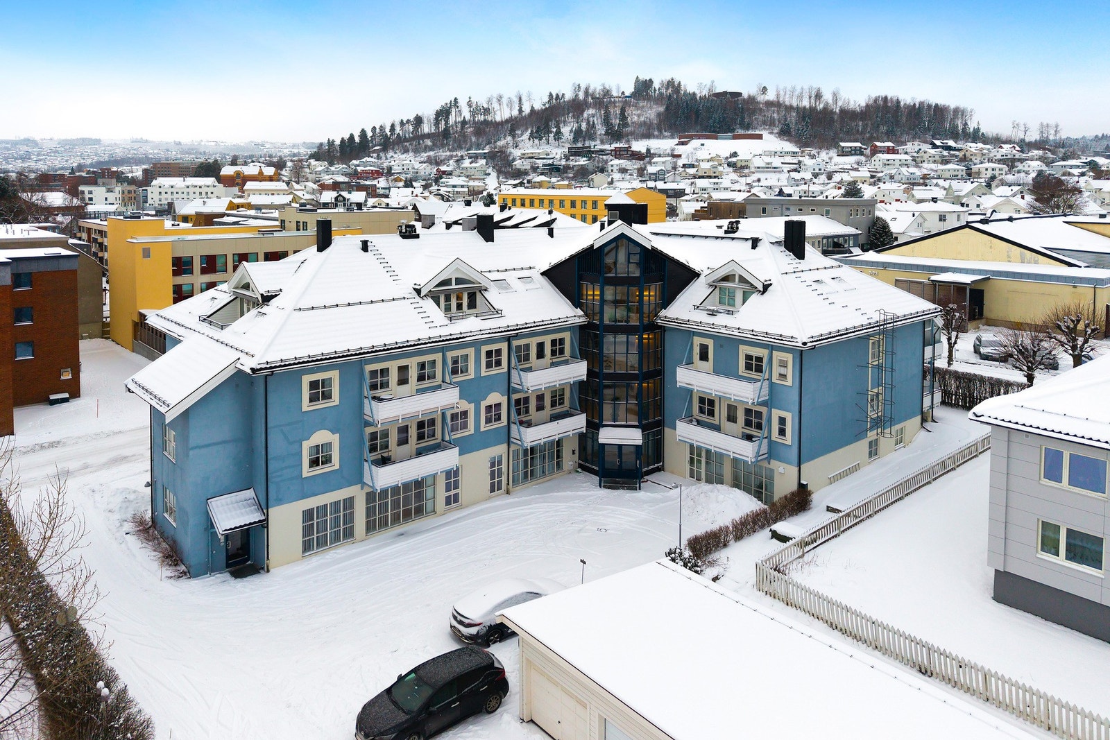 En fin leilighet med parkeringsplass i felles carport, to balkonger og attraktiv beliggenhet i sentrum. Galleribilde