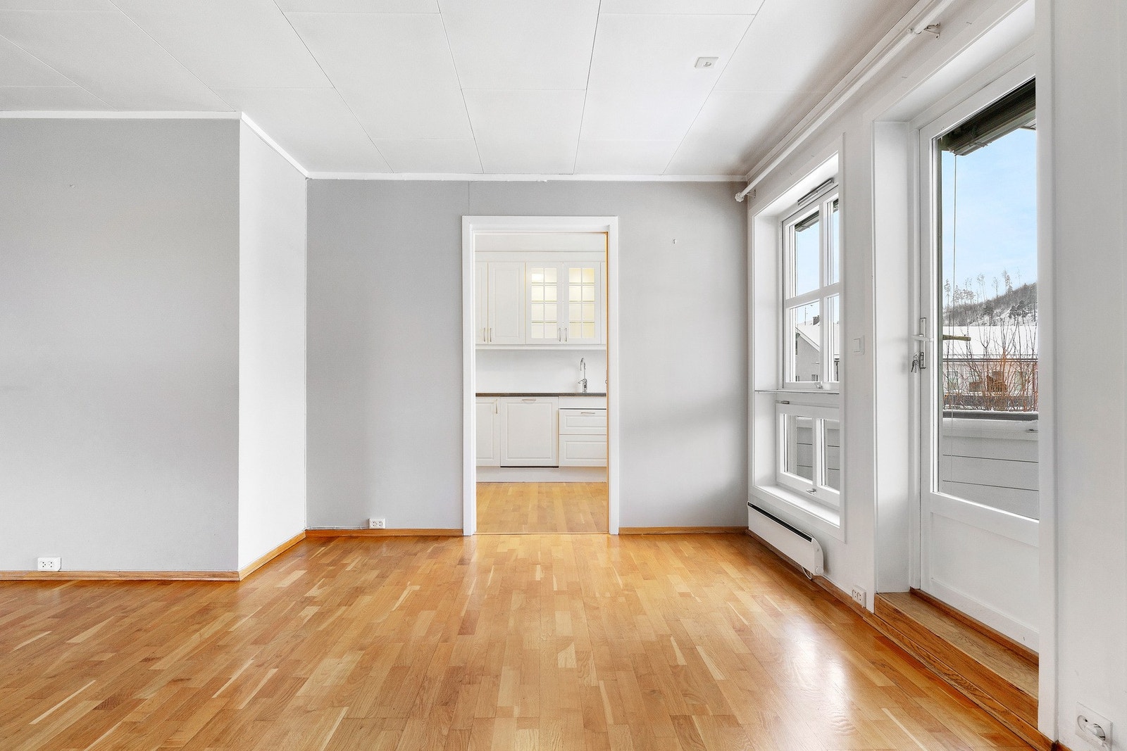 Fra stuen er det direkte utgang til en vestvendt balkong. Galleribilde