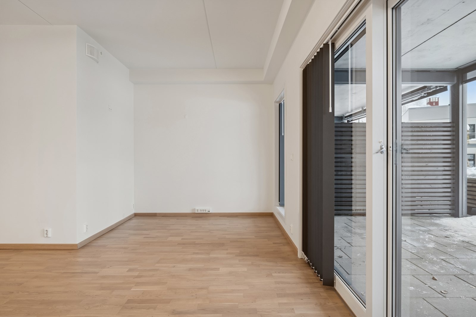 Det kombinerte oppholdsrommet oppleves som åpent og lyst, med utgang til delvis overbygd uteområde. Galleribilde