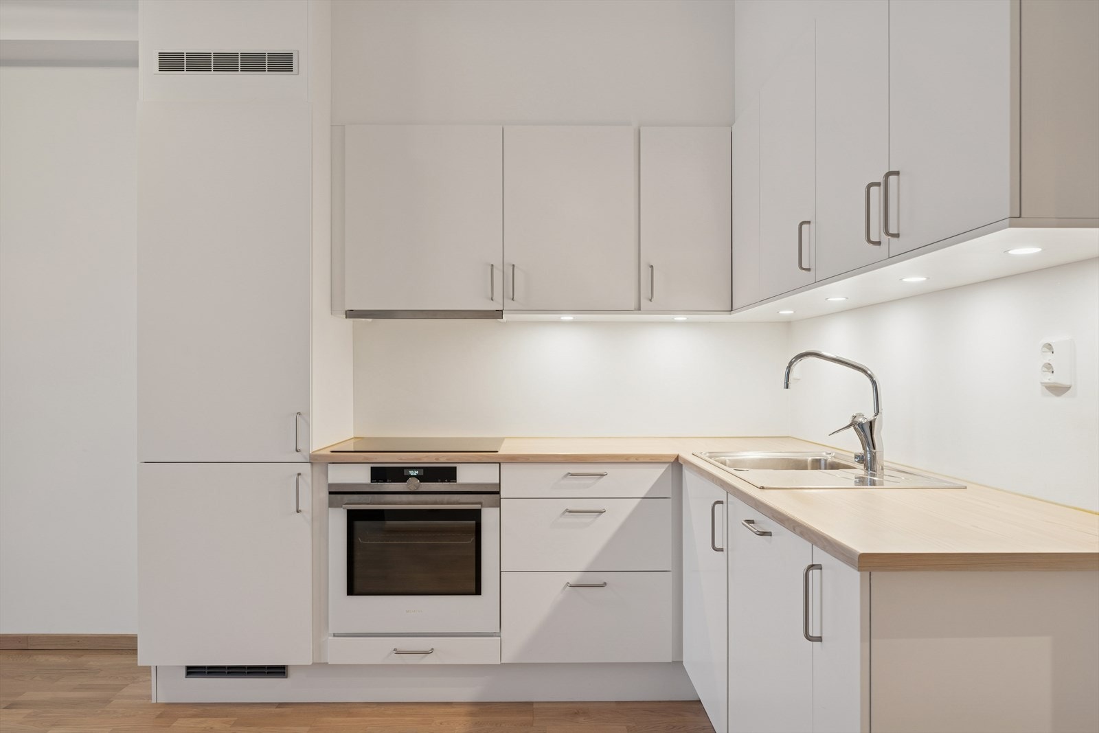 Kjøkkenet har rikelig med skap- og benkeplass, som gir gode arbeidsforhold og praktisk oppbevaring. Galleribilde