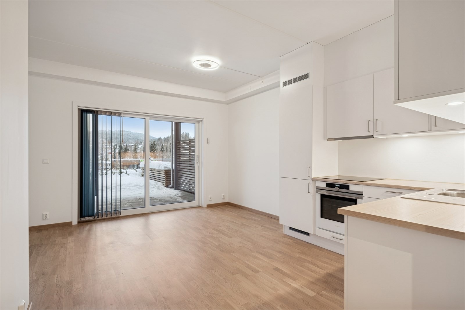 På stue/kjøkken er det montert elektrisk solskjerming på utsiden av verandadørene, samt innvendige lameller. Galleribilde