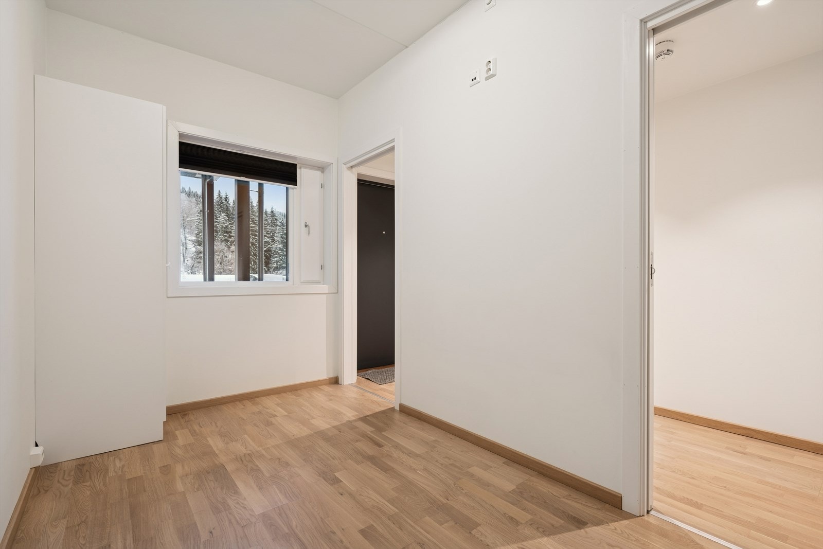 Soverom I. Det er montert innvendig plisségardiner på soverommene. Galleribilde