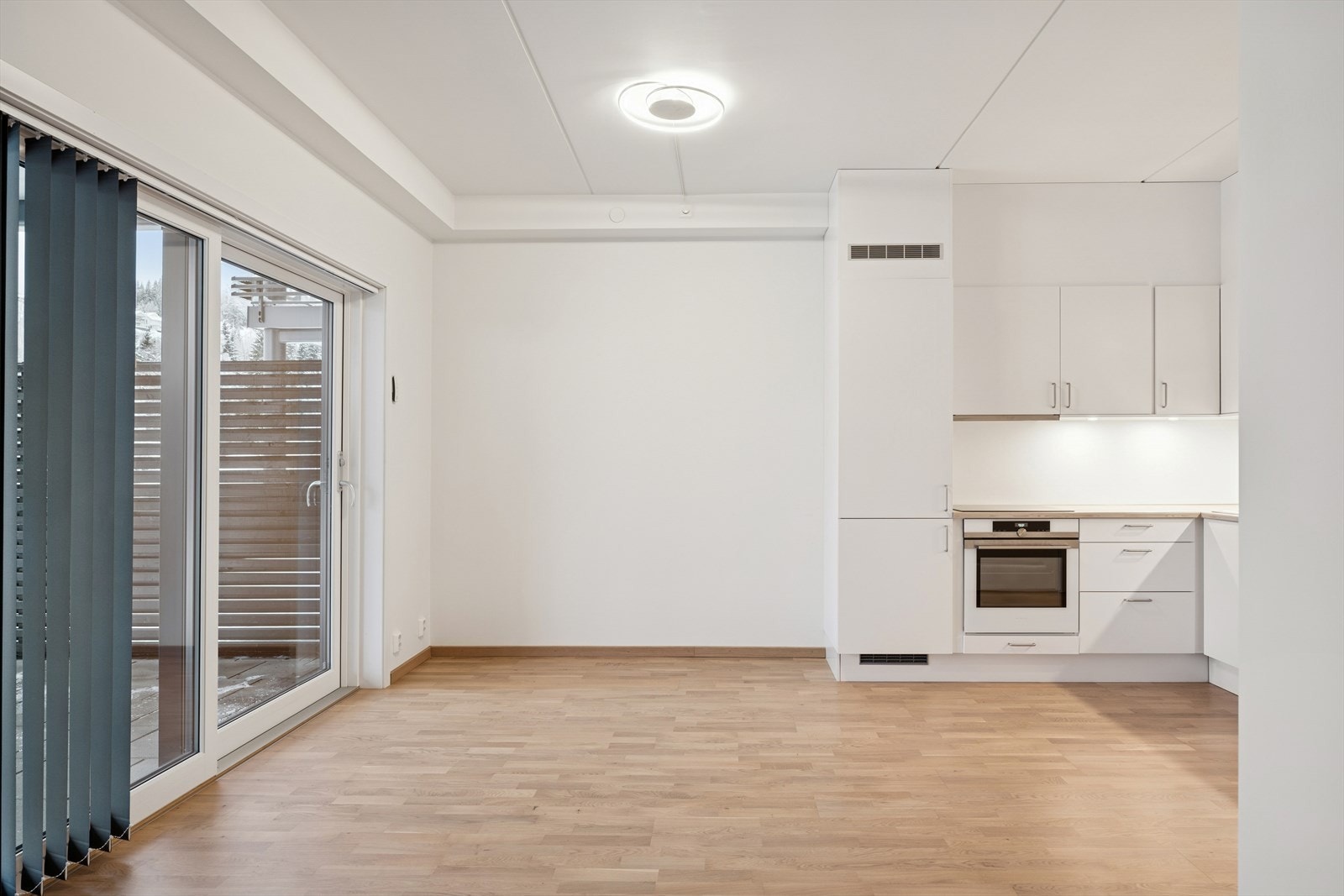 Leiligheten har en åpen stue- og kjøkkenløsning som gir plass til både sofagruppe og spisegruppe. Galleribilde