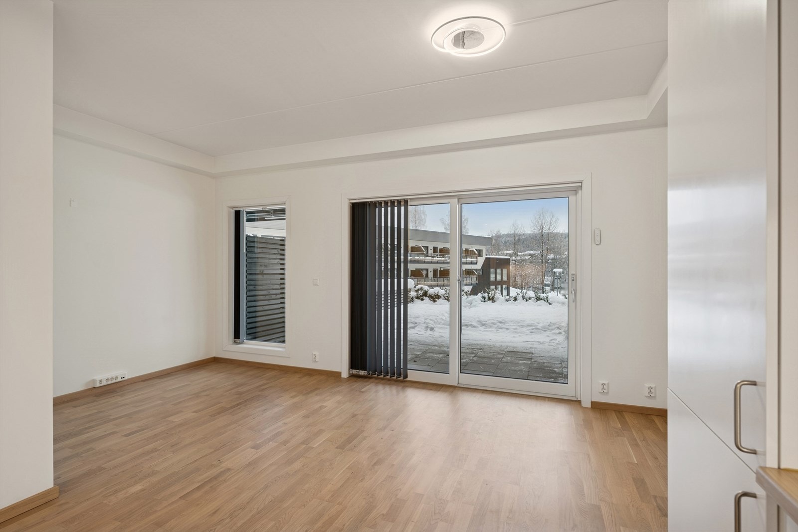 Store vindusflater slipper inn godt med naturlig lys og gir tilgang til en flott utsikt. Galleribilde