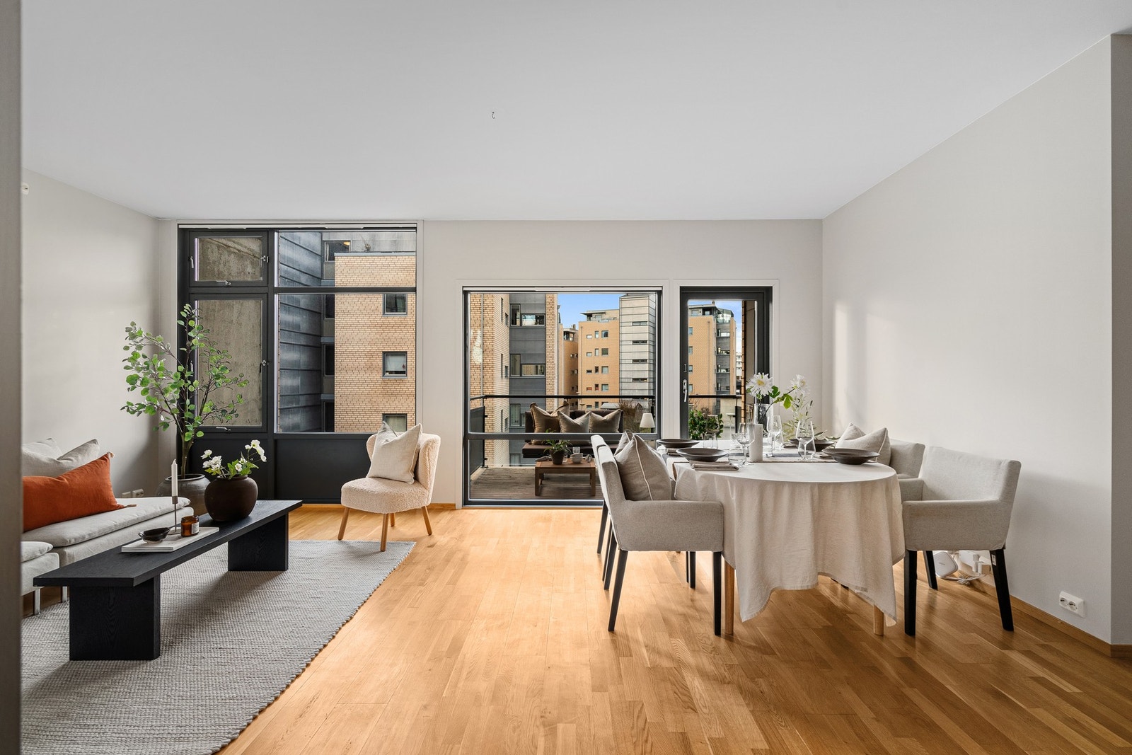 Stor og luftig stue/spisestue med spesielt god takhøyde. Direkte utgang til romslig balkong. Galleribilde