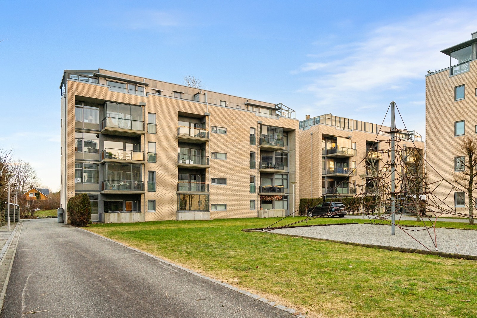 Flott beliggenhet i 3. etasje i blokken i populære Langflåtveien. Sentralt plassert både med tanke på off. ,komm og servicetilbud. Galleribilde