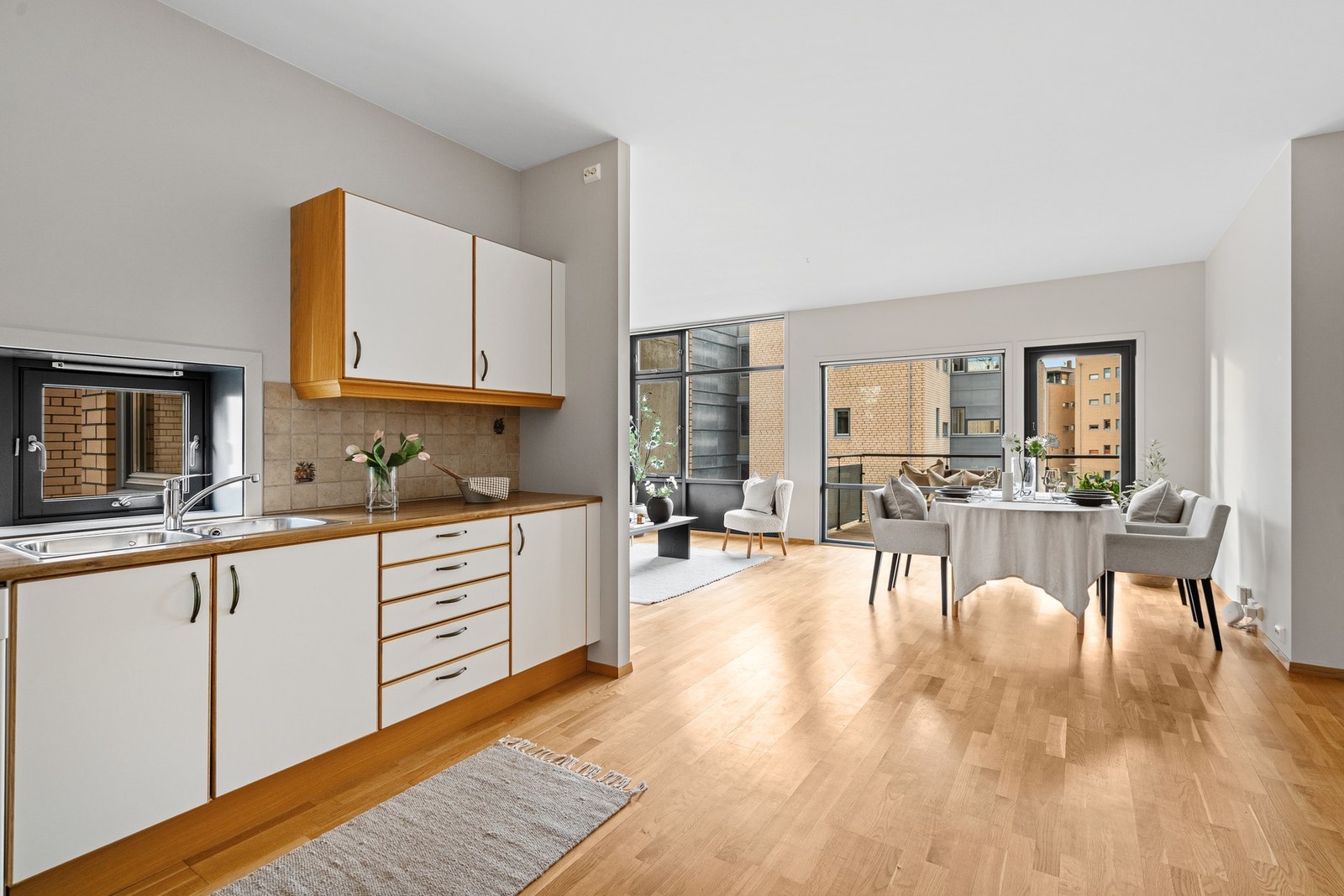 Romslig kjøkken med åpen løsning inn mot stue/spisestue. Galleribilde