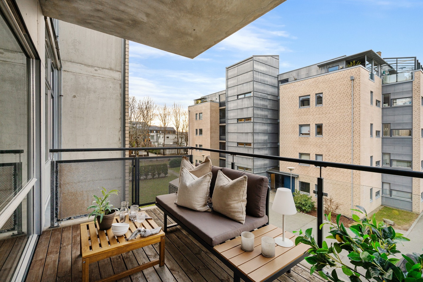 Leiligheten fremstår som lys og tiltalende med stor solrik balkong og egen P-plass i felles garasjeanlegg. Galleribilde