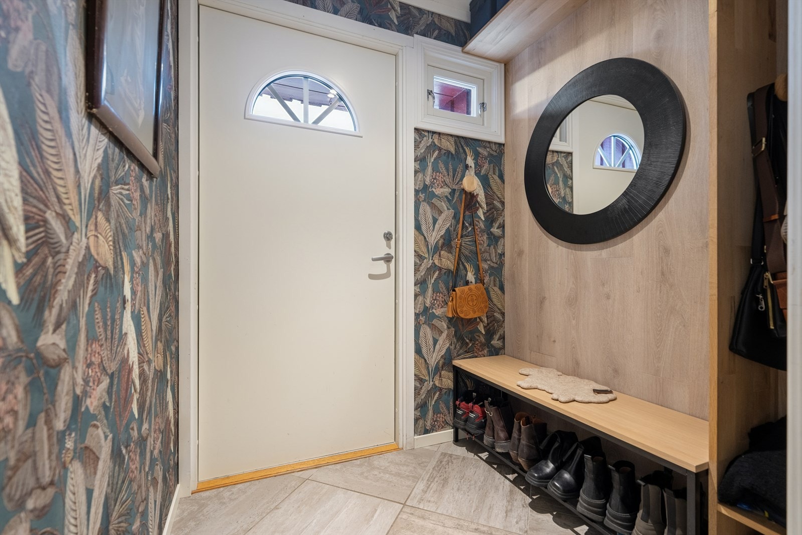 Velkommen inn til en entré med god plass til oppheng av yttertøy og praktisk plassering av sko. Her får du en ryddig og funksjonell velkomstsone som gjør det enkelt å holde orden i hverdagen og gir et godt førsteinntrykk av boligen. Galleribilde