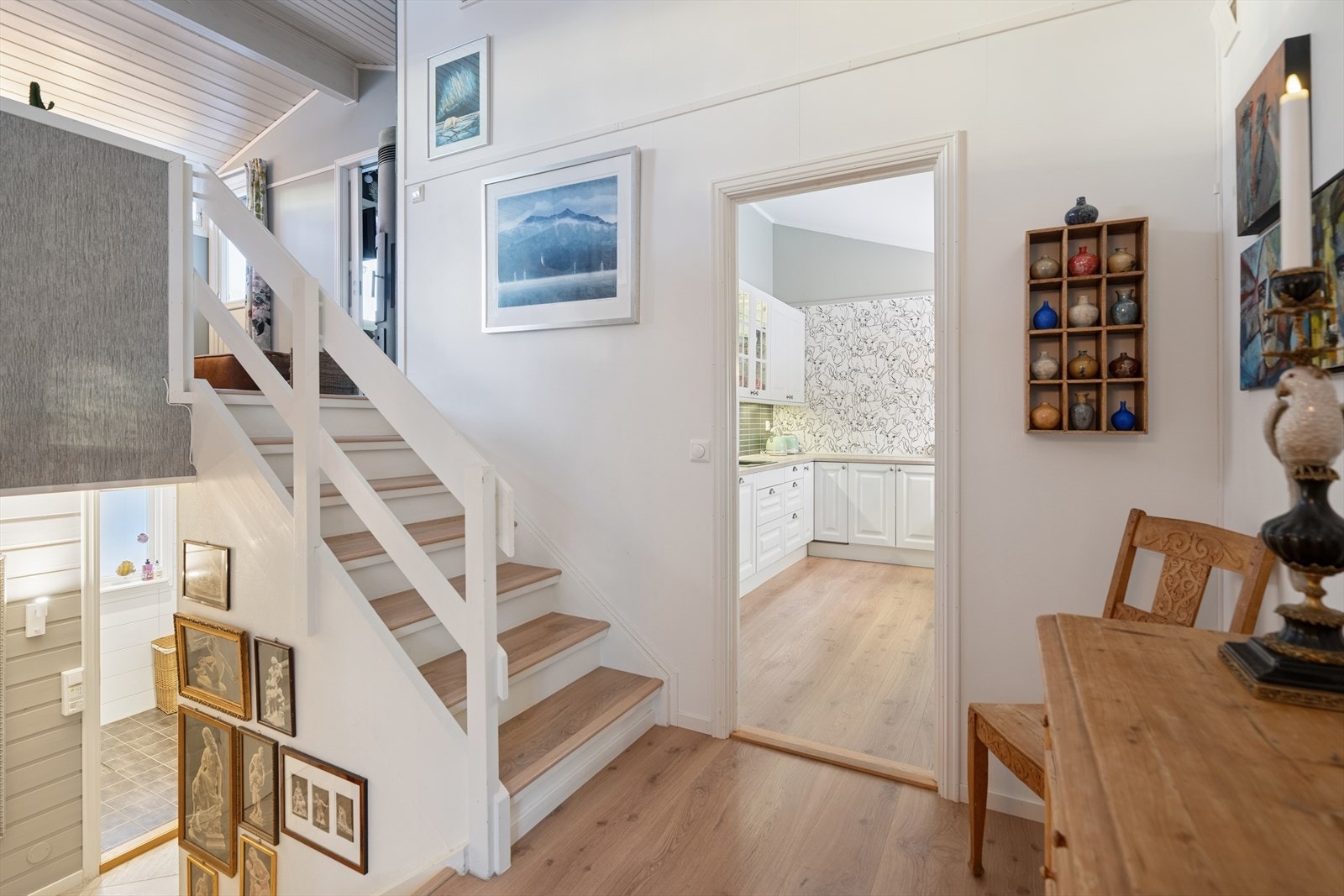 Trapperommet ved kjøkken og spisestue fører deg videre opp til boligens stue og det tredje soverommet. Galleribilde