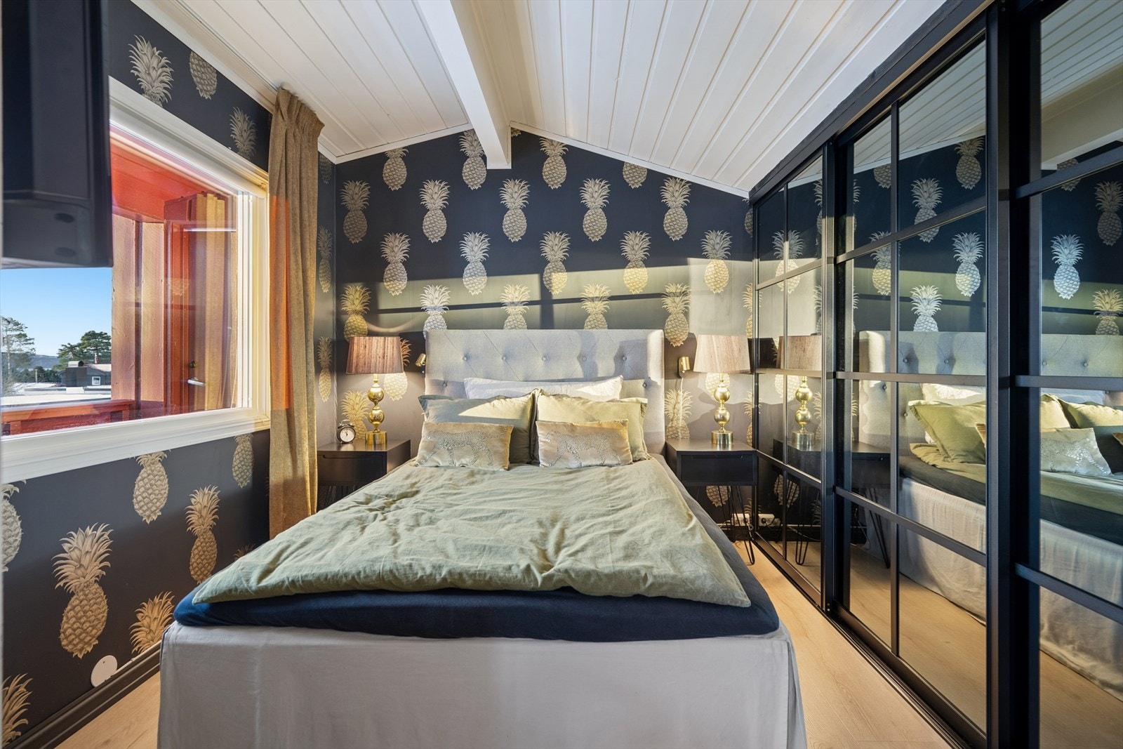 Her er det god plass til dobbeltseng og øvrig møblering etter behov. Rommet er i tillegg utstyrt med en praktisk skyvedørsgarderobe med speildører, som både gir rikelig oppbevaringsplass og bidrar til å forsterke romfølelsen. Galleribilde