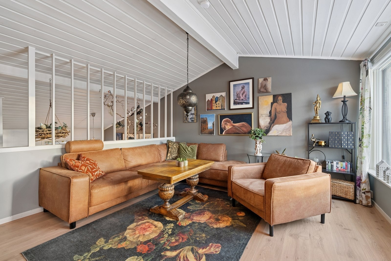 Her er det god plass til en romslig sofagruppe og øvrig møblering, slik at rommet enkelt kan tilpasses både hverdag og sosiale sammenkomster. Galleribilde