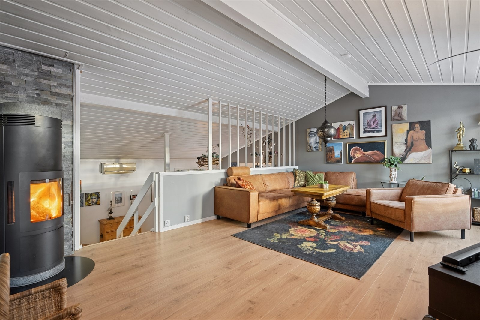 Stuen fremstår lys og luftig, med flott skråtak som gir ekstra romfølelse og en behagelig atmosfære. Galleribilde