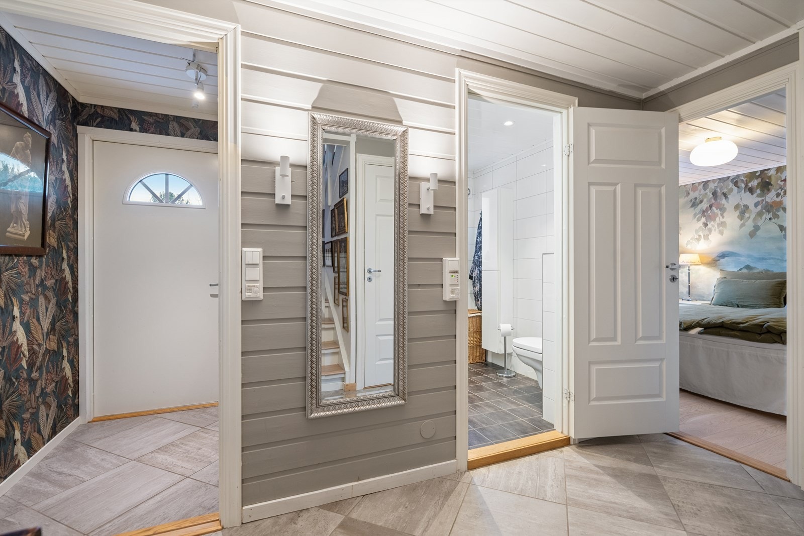 Videre inn i boligen møter du en praktisk mellomgang som leder deg til to soverom samt et baderom. Løsningen skaper en naturlig og funksjonell sone for boligens private rom, samtidig som den gir en god flyt mellom oppholdsarealer og soveromsavdeling. Galleribilde