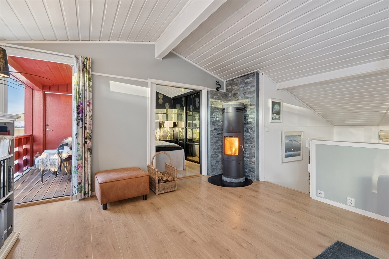 Fra stuen er det utgang til en trivelig veranda, hvor du kan nyte solen og utsikten i rolige omgivelser. Galleribilde