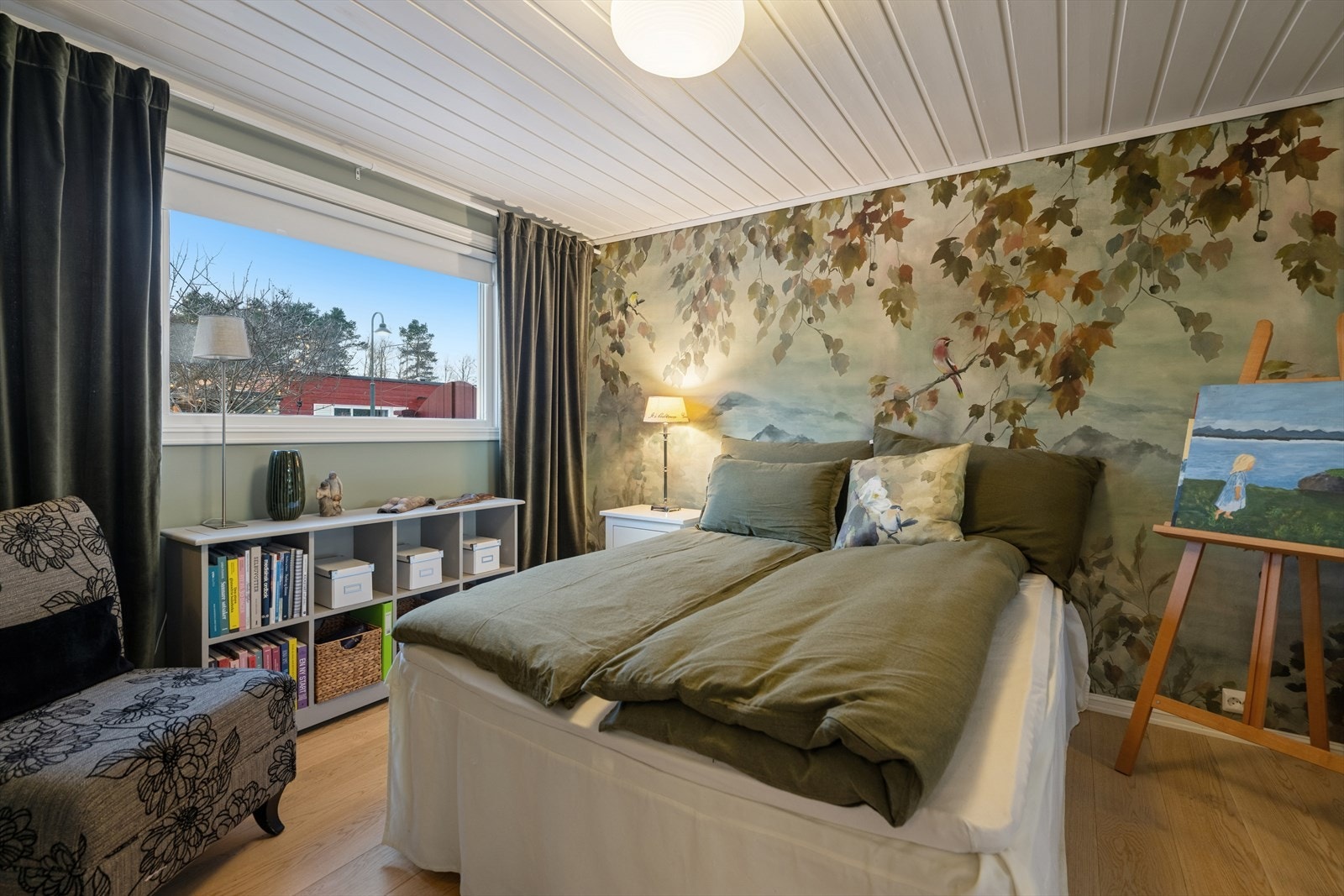 Boligen har en praktisk og familievennlig planløsning med soverom fordelt på både første og andre etasje. Dette gir gode muligheter for fleksibel bruk, enten man ønsker barnerom, gjesterom, hjemmekontor eller en mer privat foreldreavdeling. Galleribilde