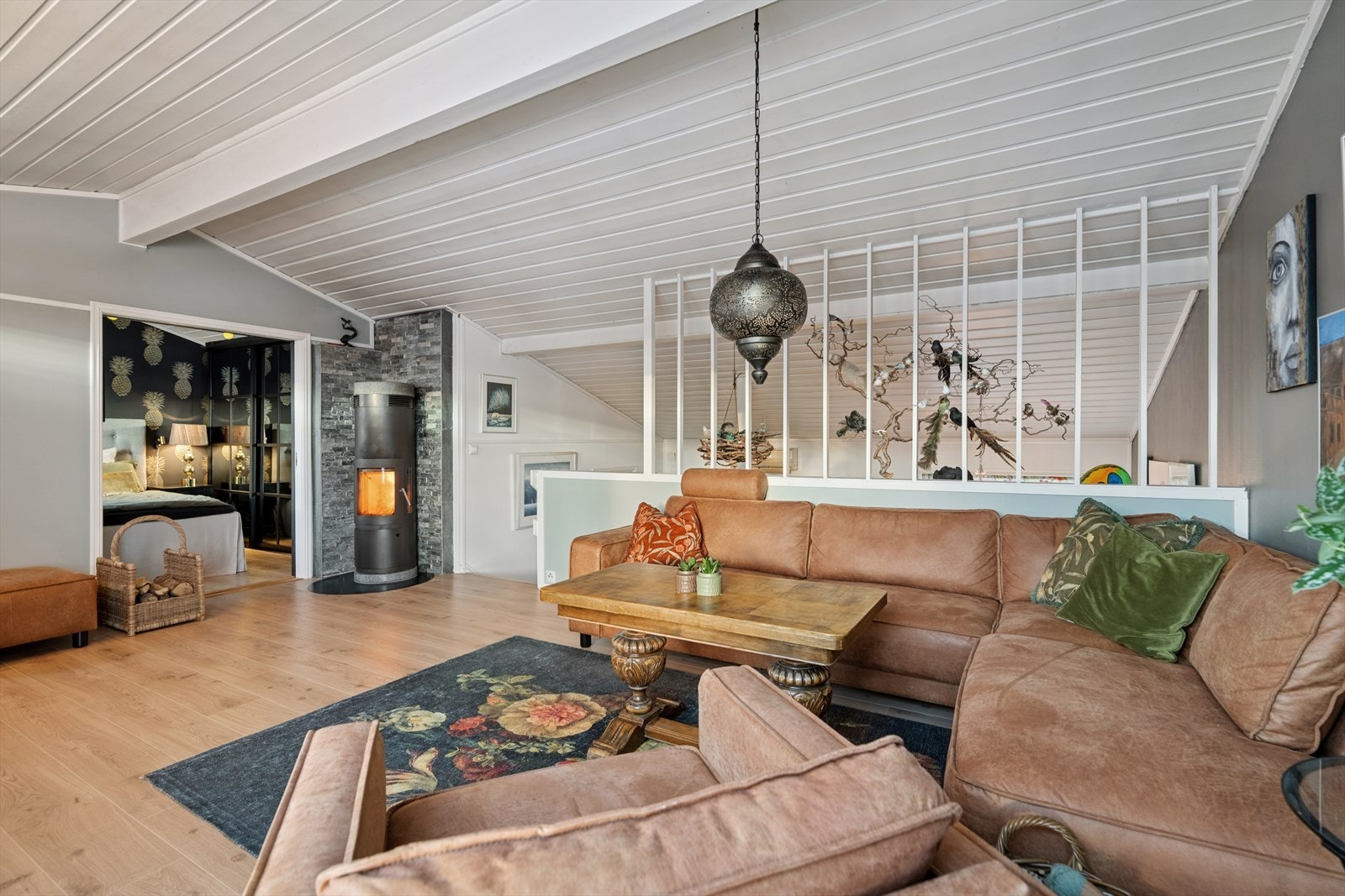 En vedovn gir varme og hyggelig stemning på kjølige dager, og gjør stuen til et naturlig samlingspunkt gjennom hele året. Fra stuen er det tilkomst til boligens tredje soverom. Galleribilde