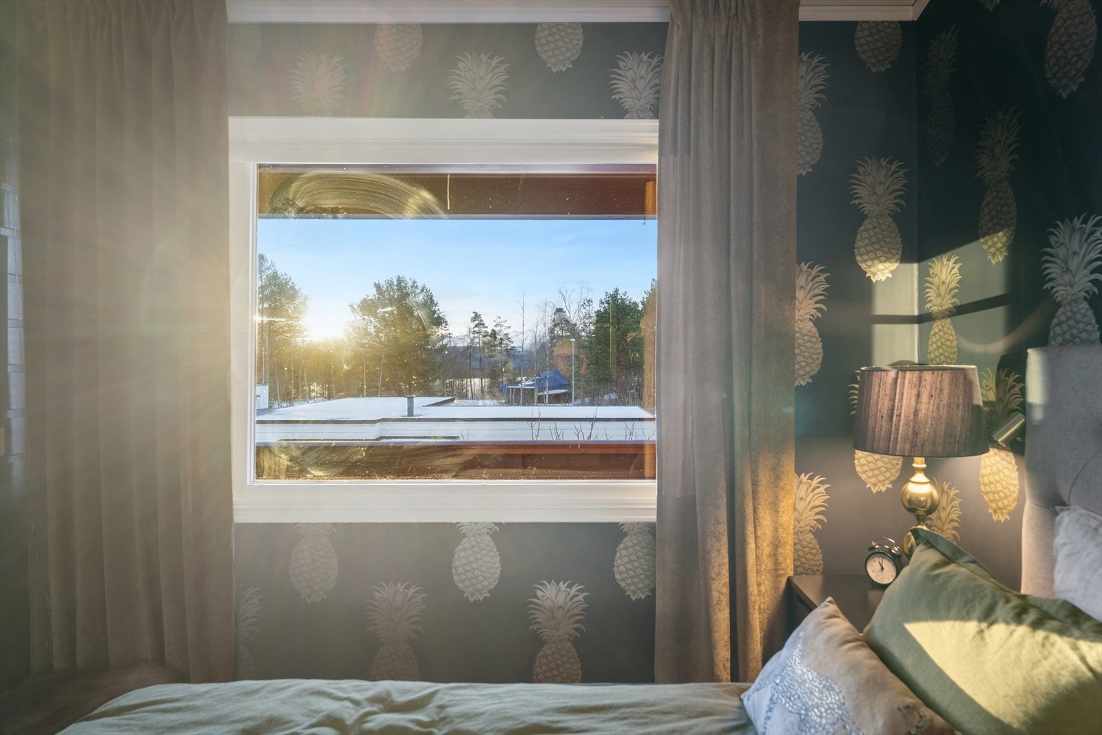 Soverommet har en behagelig atmosfære og flott utsikt, som gir rommet en åpen og luftig følelse. Galleribilde