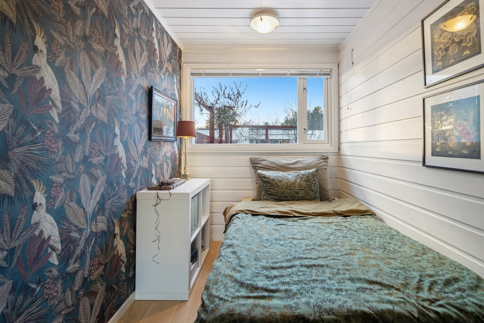 Det andre soverommet i etasjen er noe mindre, men har likevel god plass til seng og nødvendig møblement. Et stort vindu slipper rikelig med naturlig lys inn i rommet. Galleribilde