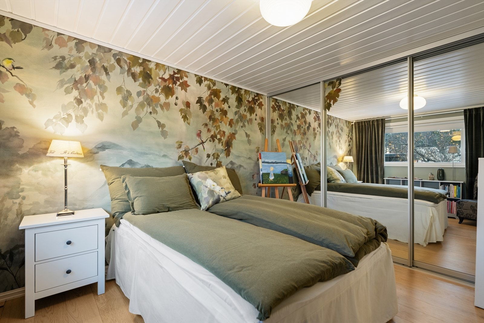 Soverommet er av god størrelse, med plass til dobbeltseng, og er utstyrt med en praktisk skyvedørsgarderobe med speildører. Galleribilde