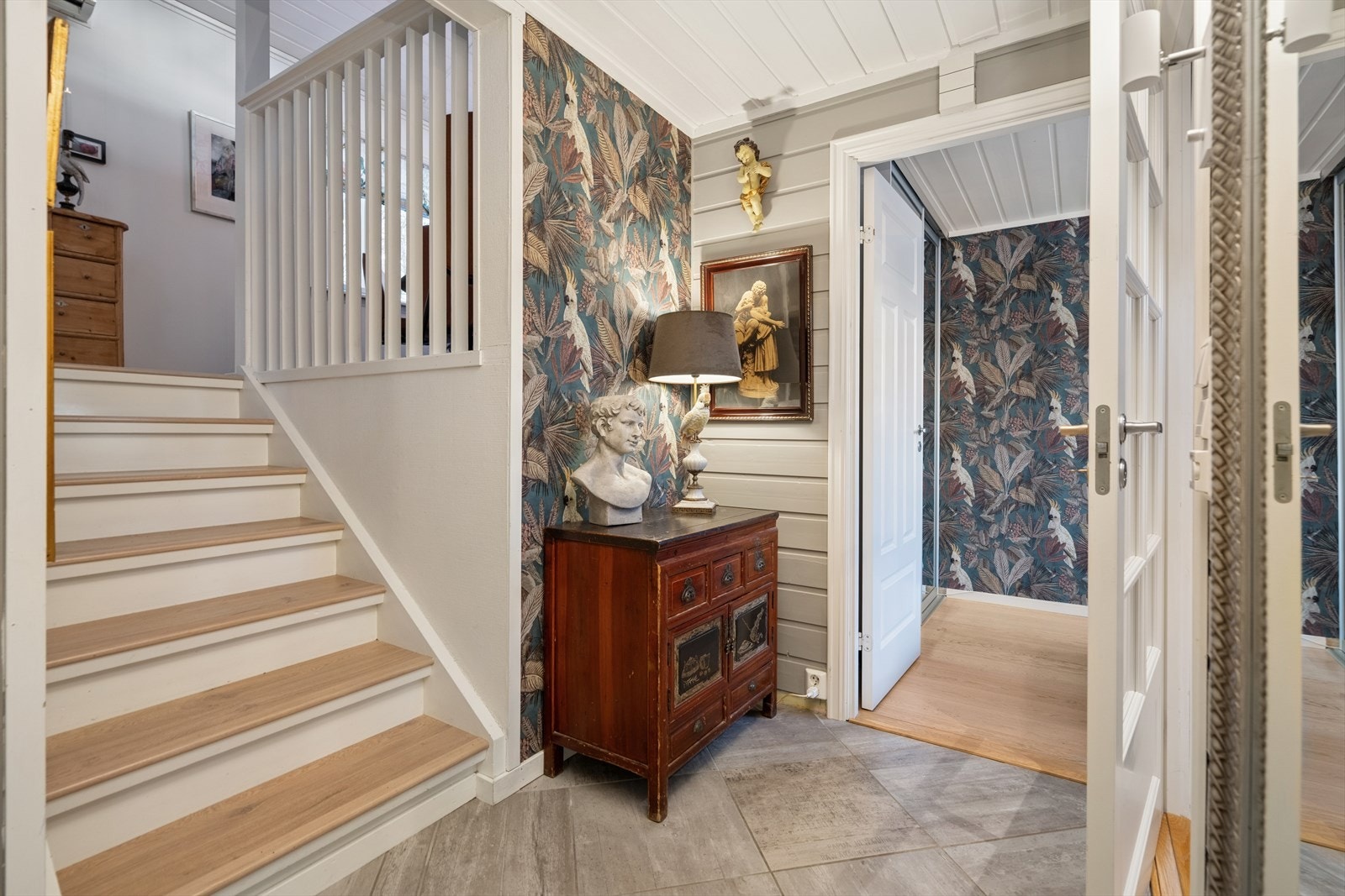 Et lyst og åpent trapperom leder deg opp til neste halvplan, hvor du finner kjøkken og spisestue. Galleribilde