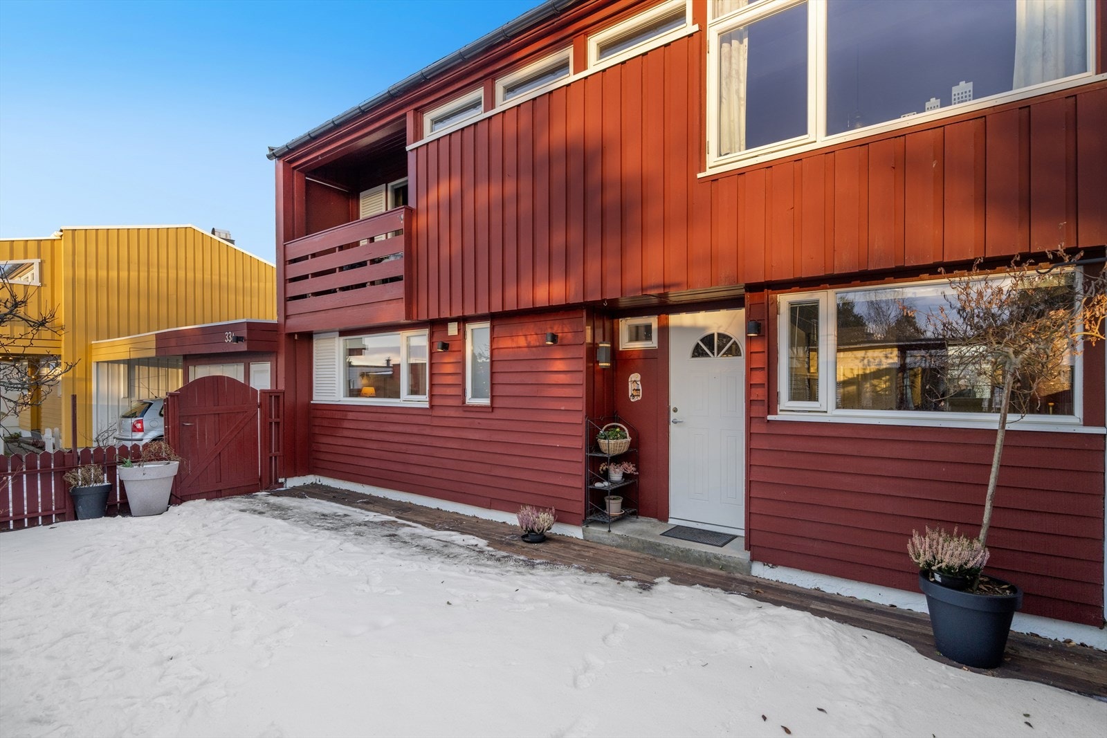 På boligens sørside og ved inngangspartiet, ligger en stor og solrik terrasse som fungerer som en naturlig forlengelse av oppholdsrommet på fine dager. Her er det rikelig med plass til både utemøbler, grill og avslapning. Galleribilde