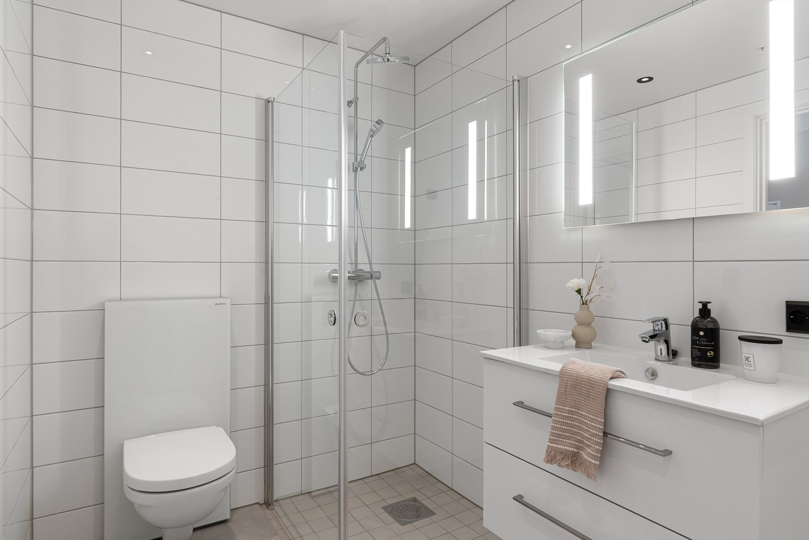 Flott helfliset bad med vegghengt wc, dusjhjørne og varme i gulv for ekstra komfort (Bilde tatt fra leilighet 403, som er i 4. etasje)..jpg Galleribilde