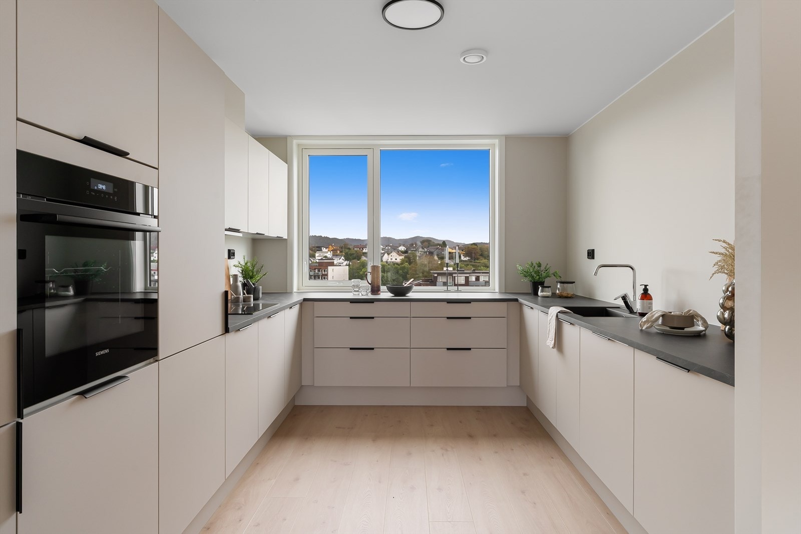 Lekkert og moderne kjøkken fra kvalitetsleverandøren JKE som kan vise til pen kjøkkeninnredning og integrerte hvitevarer (Bilde tatt fra leilighet 403, som er i 4. etasje)..jpg Galleribilde