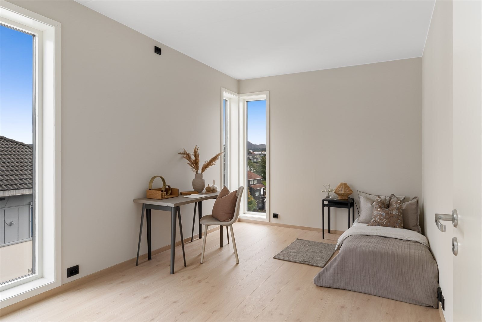 Soverom (Bilde tatt fra leilighet 403, som er i 4. etasje)..jpg Galleribilde