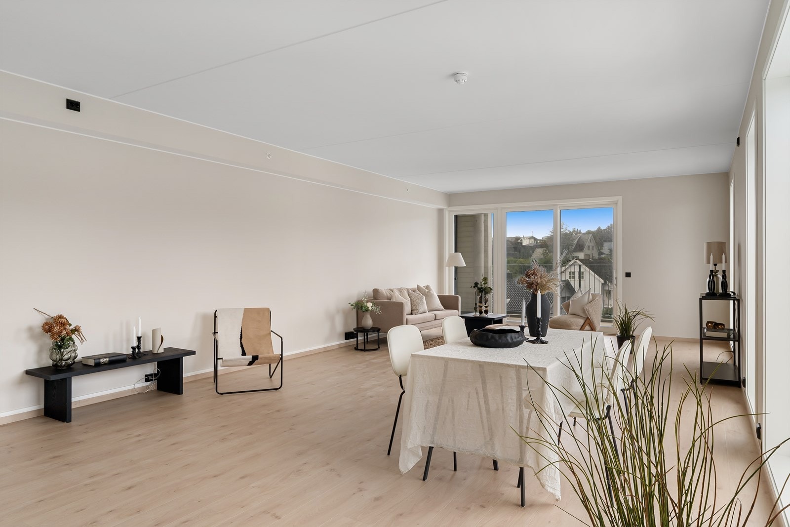 Stue hvor man har rikelig med plass til både spisebord og sofagruppe, en perfekt plass til å nyte gode stunder med familie og venner (Bilde tatt fra leilighet 403, som er i 4. etasje)..jpg Galleribilde