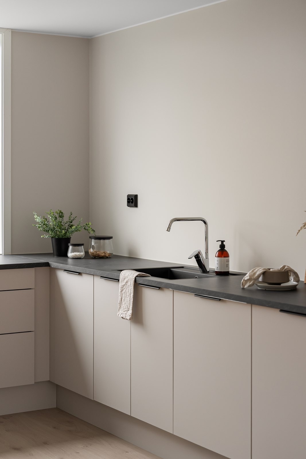 Her har man rikelig med skapplass til det meste en skulle ha behov for av både kopper og kar (Bilde tatt fra leilighet 403, som er i 4. etasje)..jpg Galleribilde