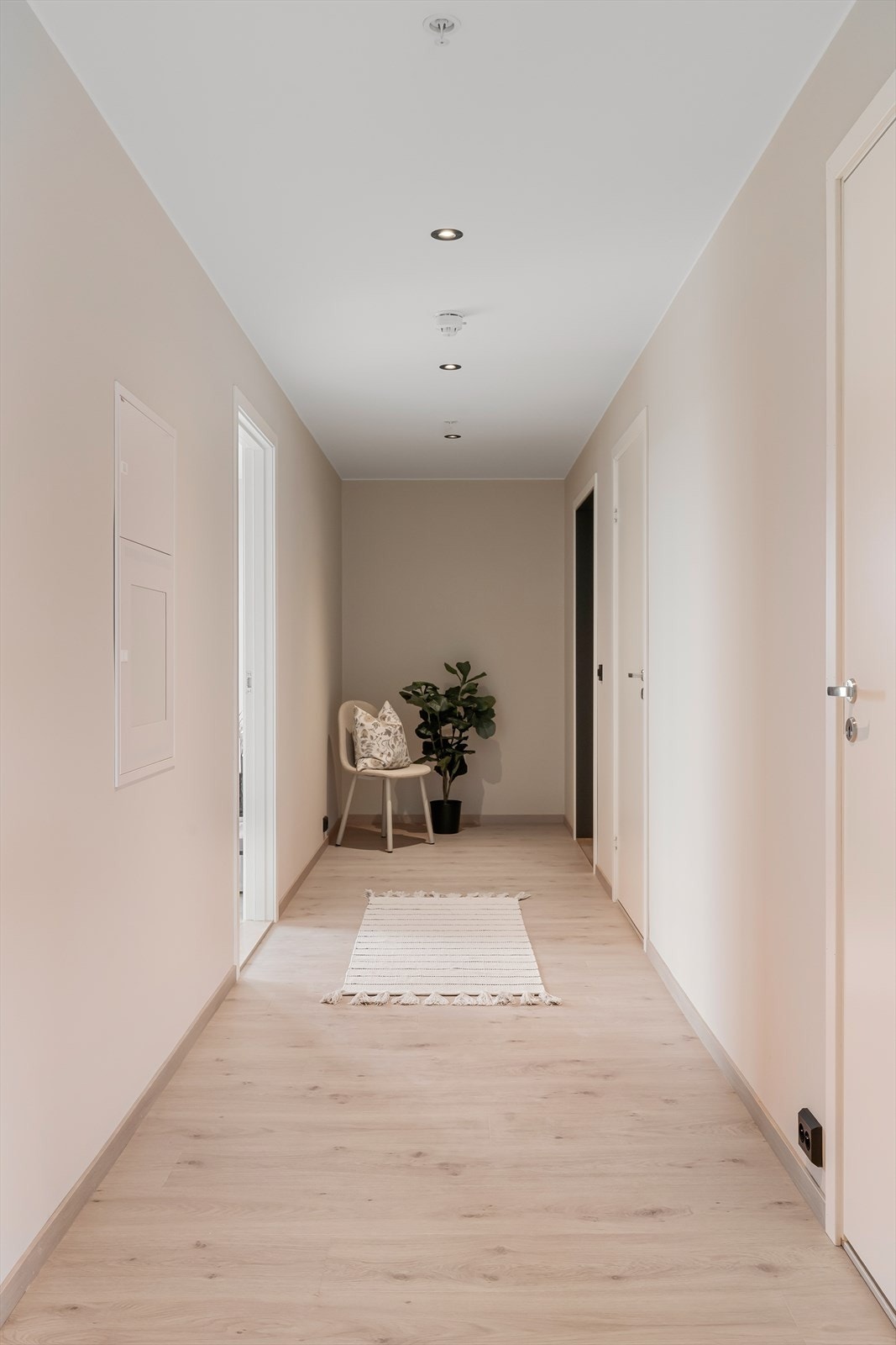 En kommer inn i en pen entrégang med plass til å henge fra seg både klær og sko..jpg Galleribilde