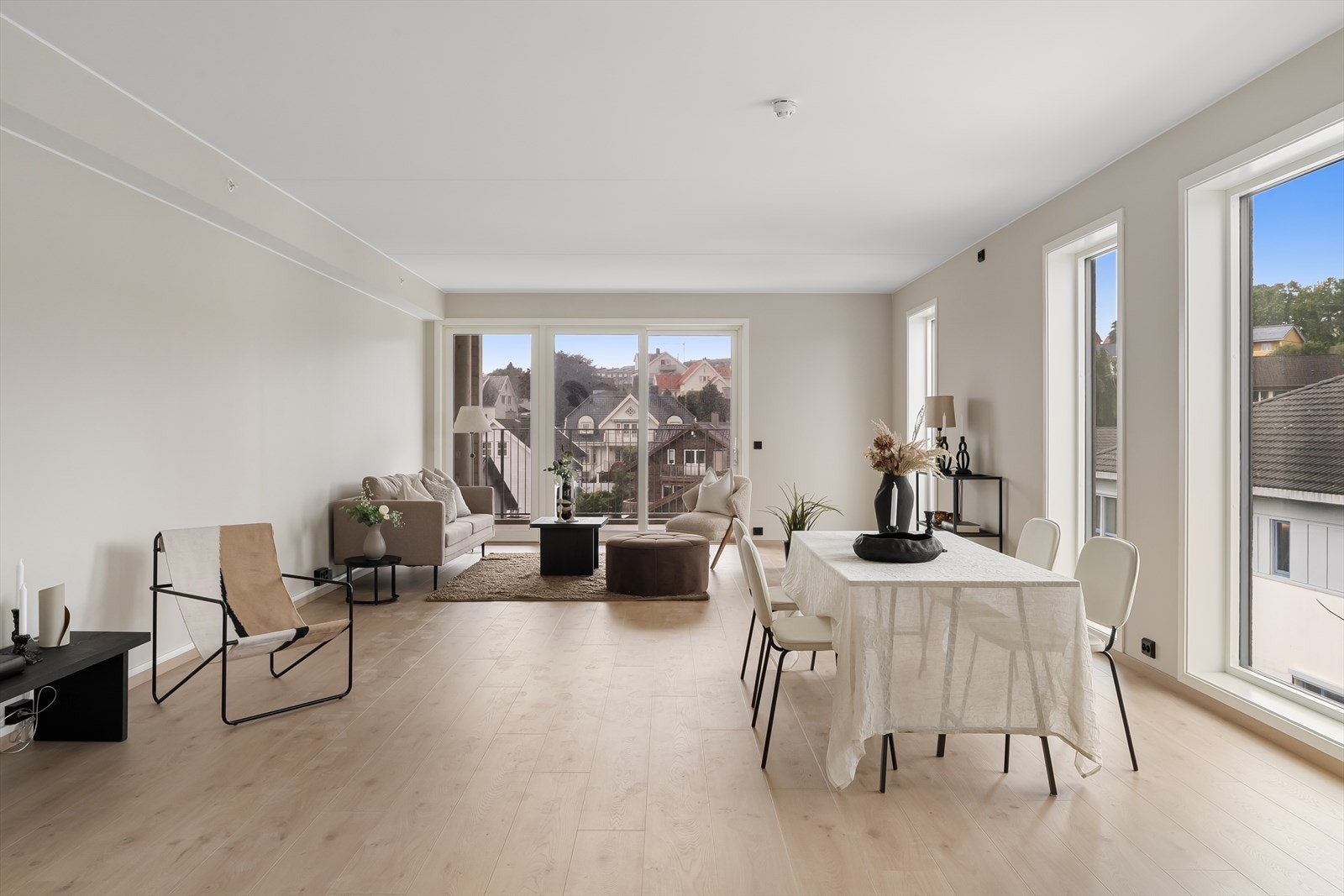 Leilighetens stue fremstår som lys og trivelig med gode vindusflater som slipper inn mye naturlig lys som er med på å skape en god romfølelse og atmosfære. .jpg Galleribilde