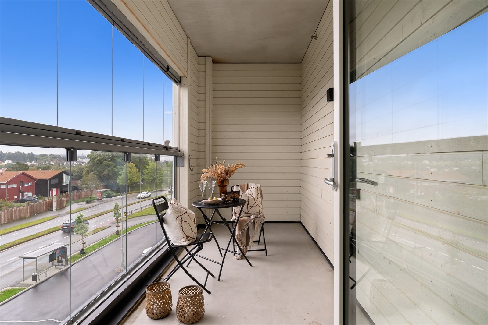 Koselig innglasset balkong som er østvendt (Bilde tatt fra leilighet 403, som er i 4. etasje)..jpg Galleribilde