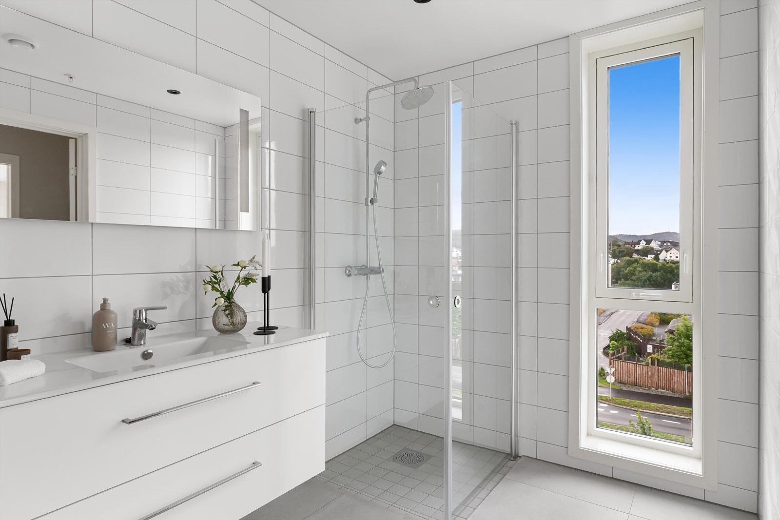 Badet er helflist og kan vise til vegghengt wc, pen baderomsinnredning, dusjhjørne og varme i gulv (Bilde tatt fra leilighet 403, som er i 4. etasje)..jpg Galleribilde