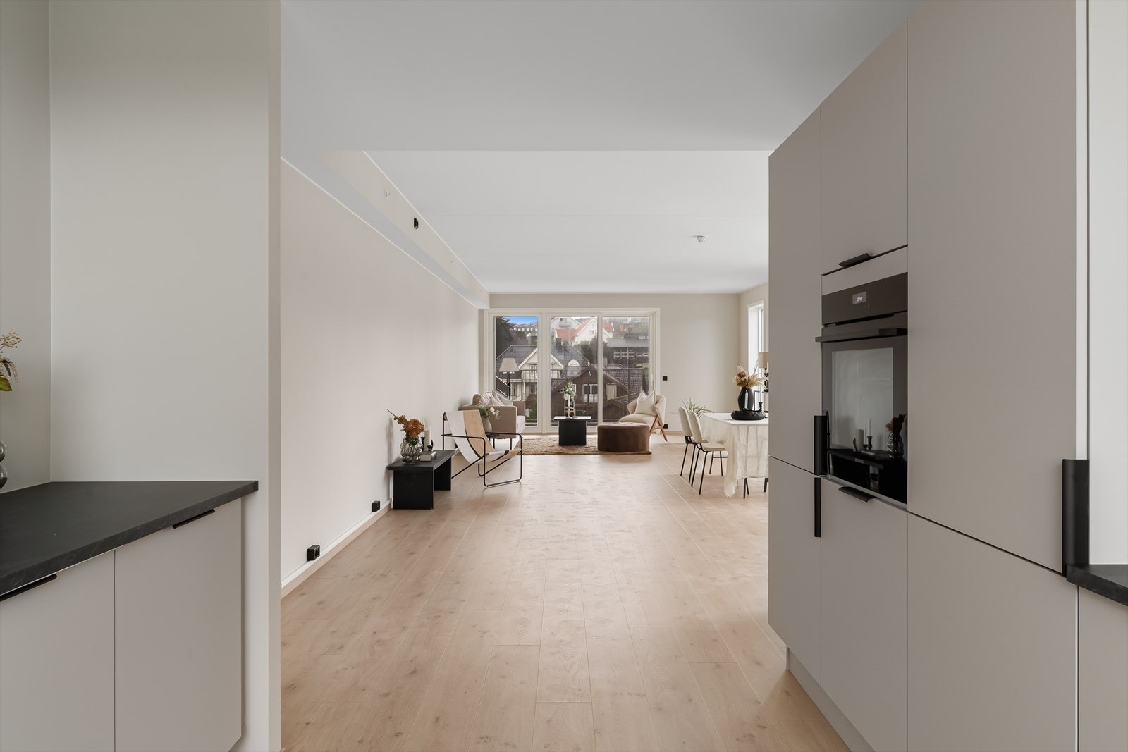 Lekkert og moderne kjøkken fra kvalitetsleverandøren JKE som kan vise til pen kjøkkeninnredning og integrerte hvitevarer (Bilde tatt fra leilighet 403, som er i 4. etasje)..jpg Galleribilde