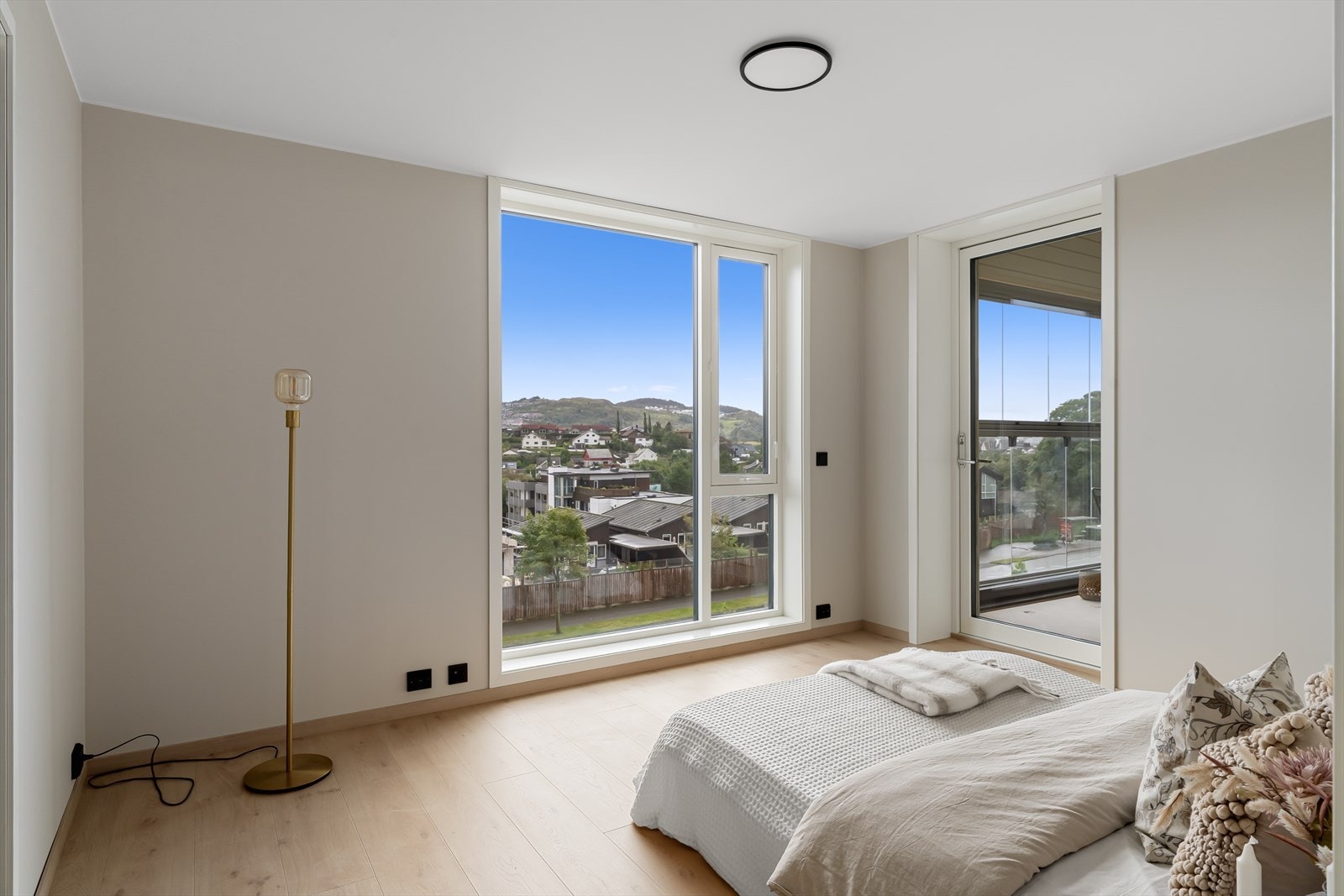 Hovedsoverommet kan vise til innglasset balkong som er østvendt og eget bad (Bilde tatt fra leilighet 403, som er i 4. etasje)..jpg Galleribilde