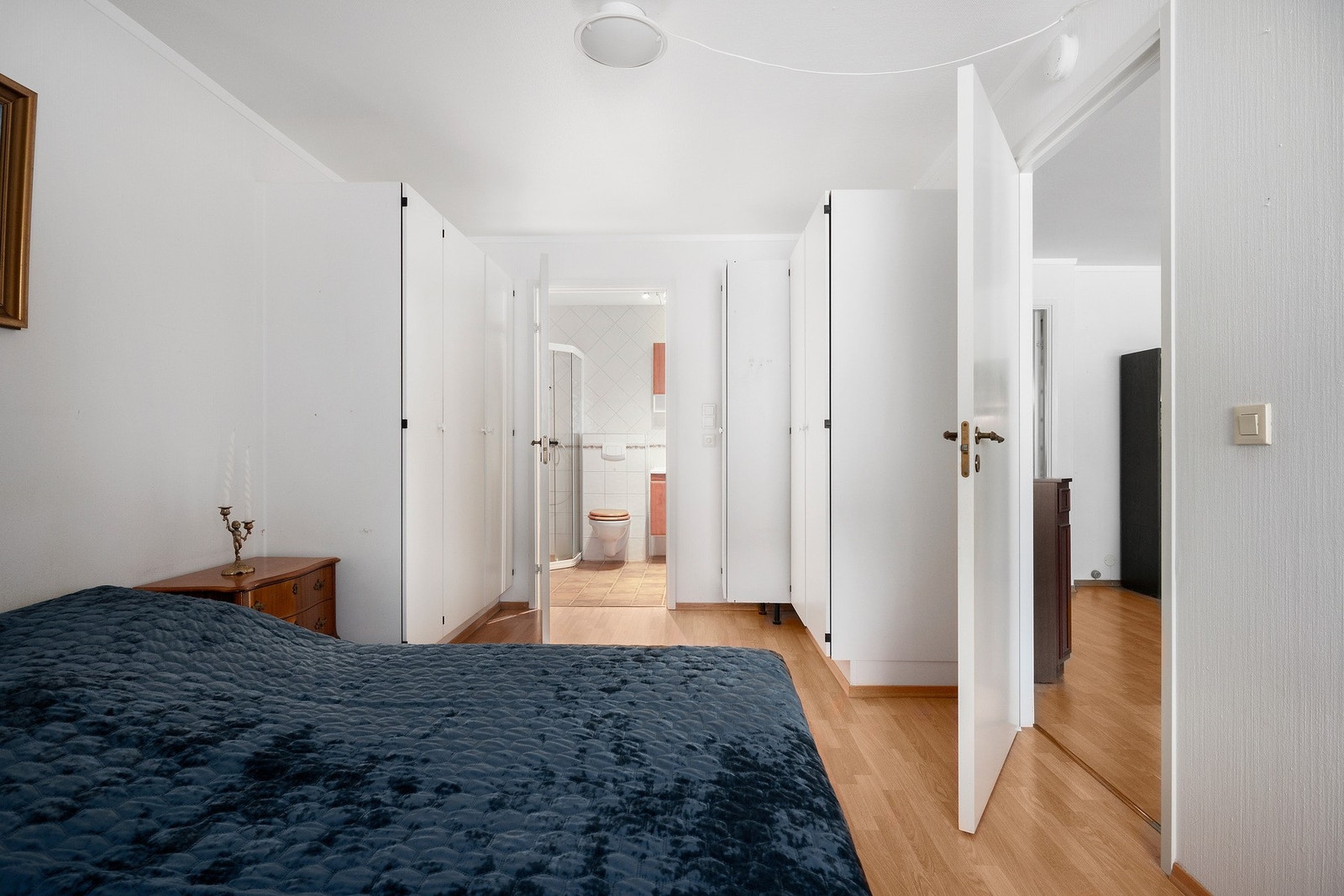 Hovedsoverom med god plass til garderobe. Galleribilde