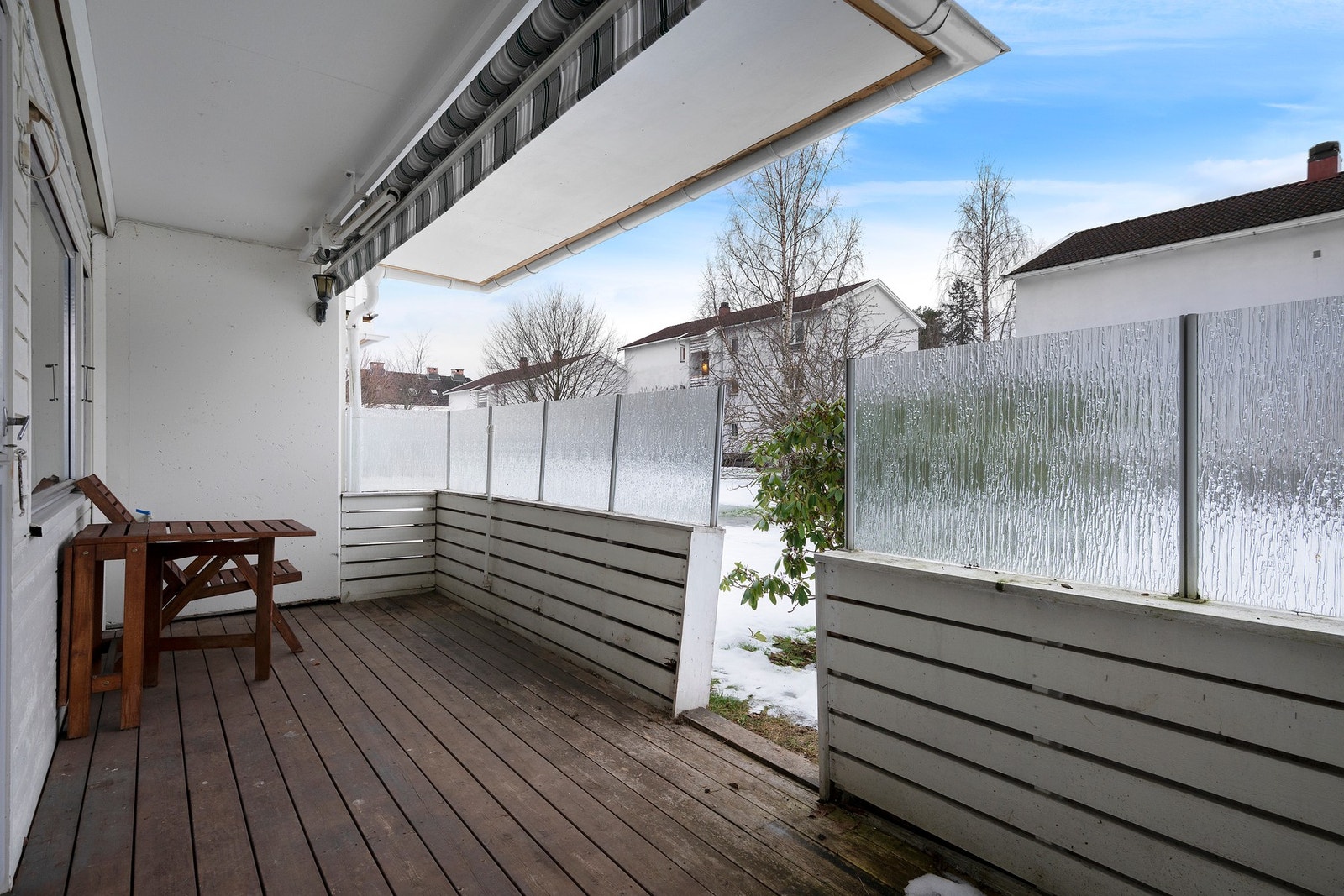 Vestvendt markterrasse. Galleribilde