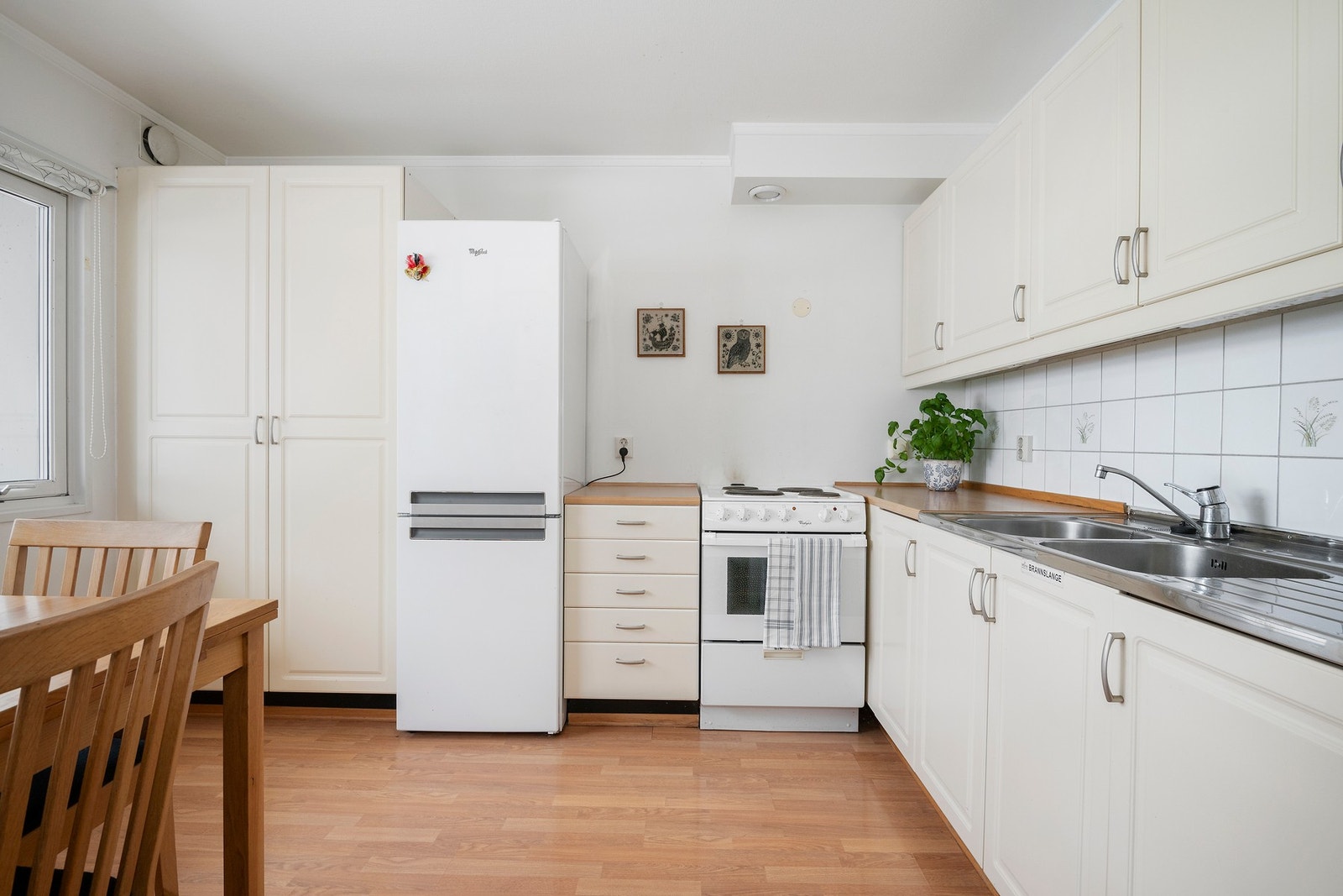 Stort kjøkken med god plass til spiseplass. Galleribilde