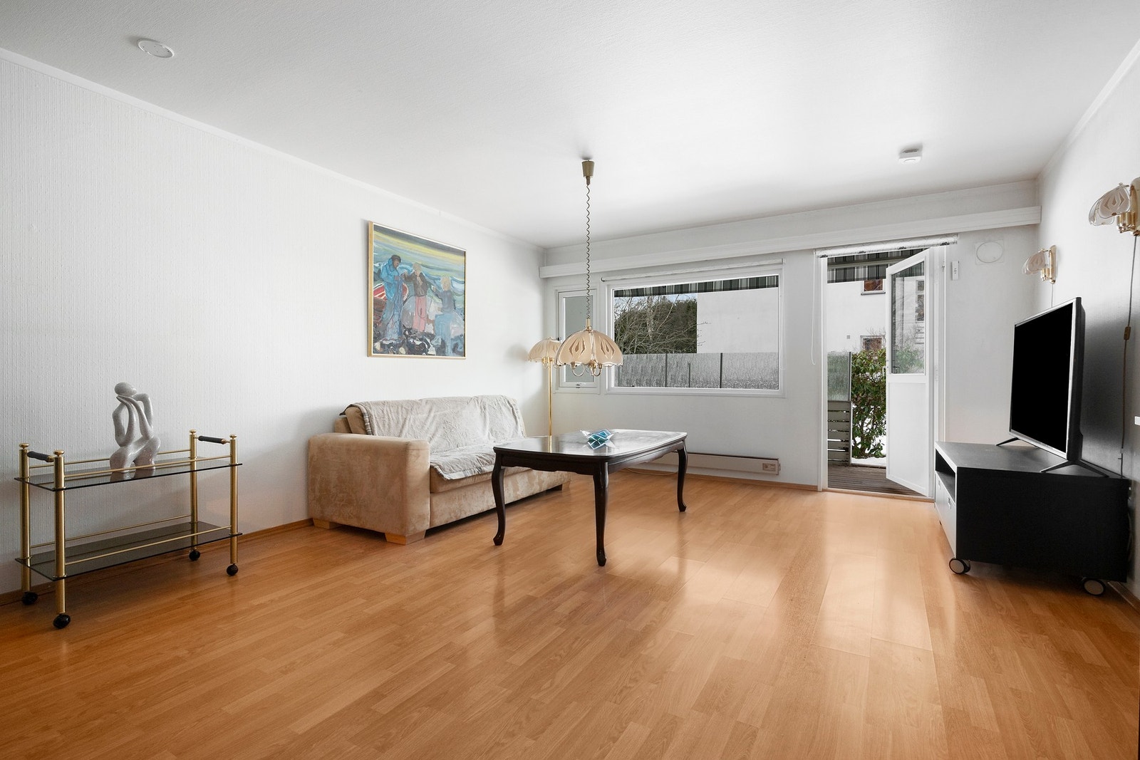 Stor stue med utgang vestvendt markterrasse på 10 kvm. Galleribilde