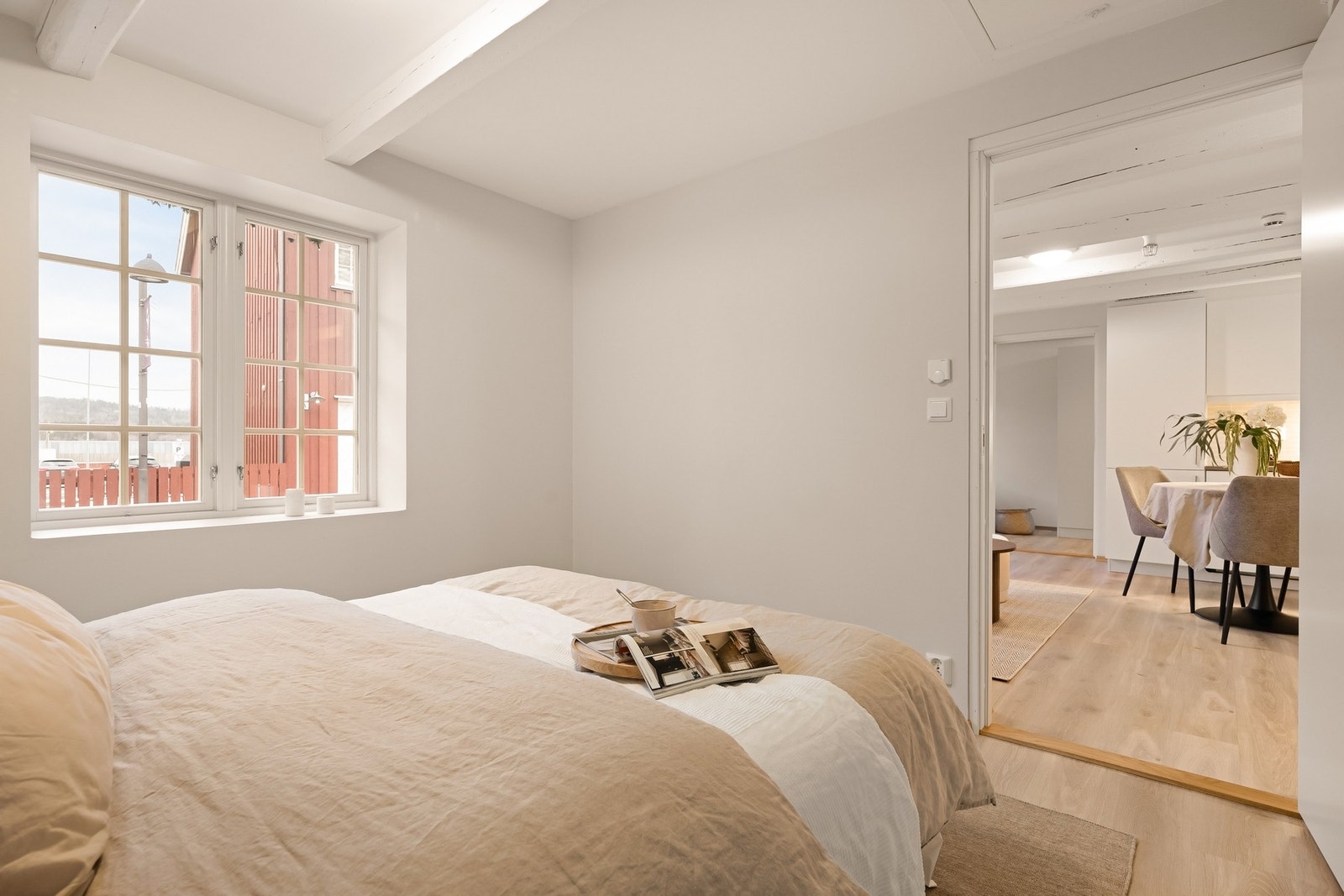 Vinduer med sprosser og dype karmer Galleribilde