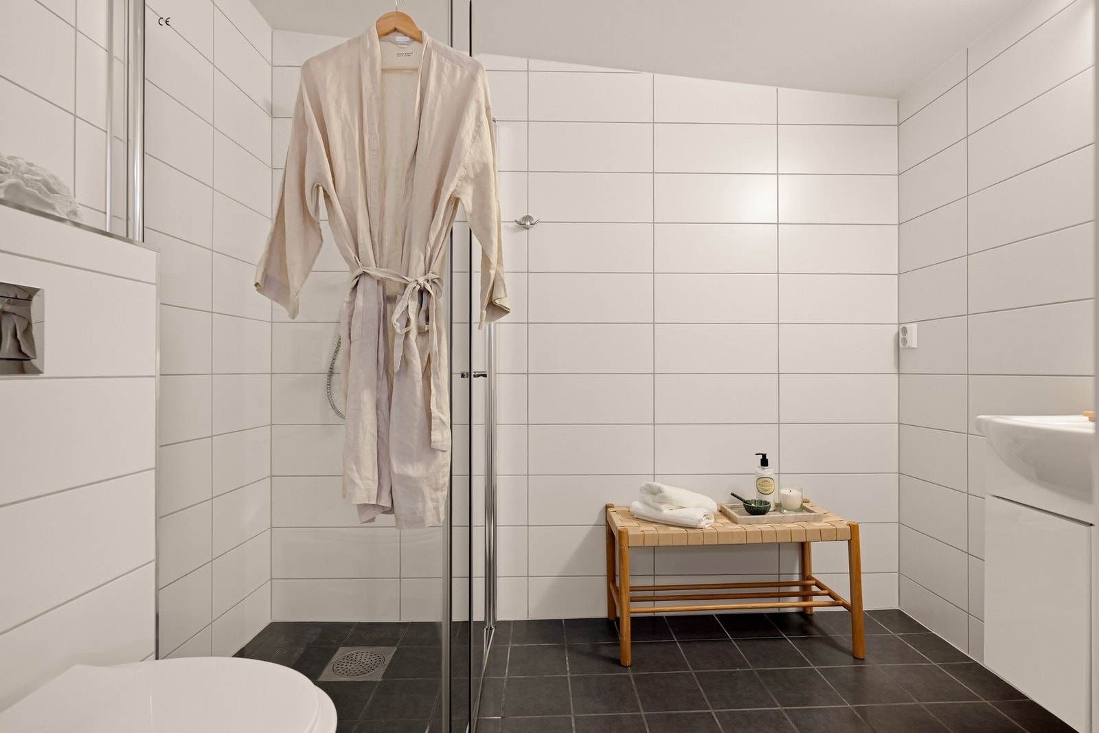 Badet er flislagt og har varmekabler i gulv Galleribilde