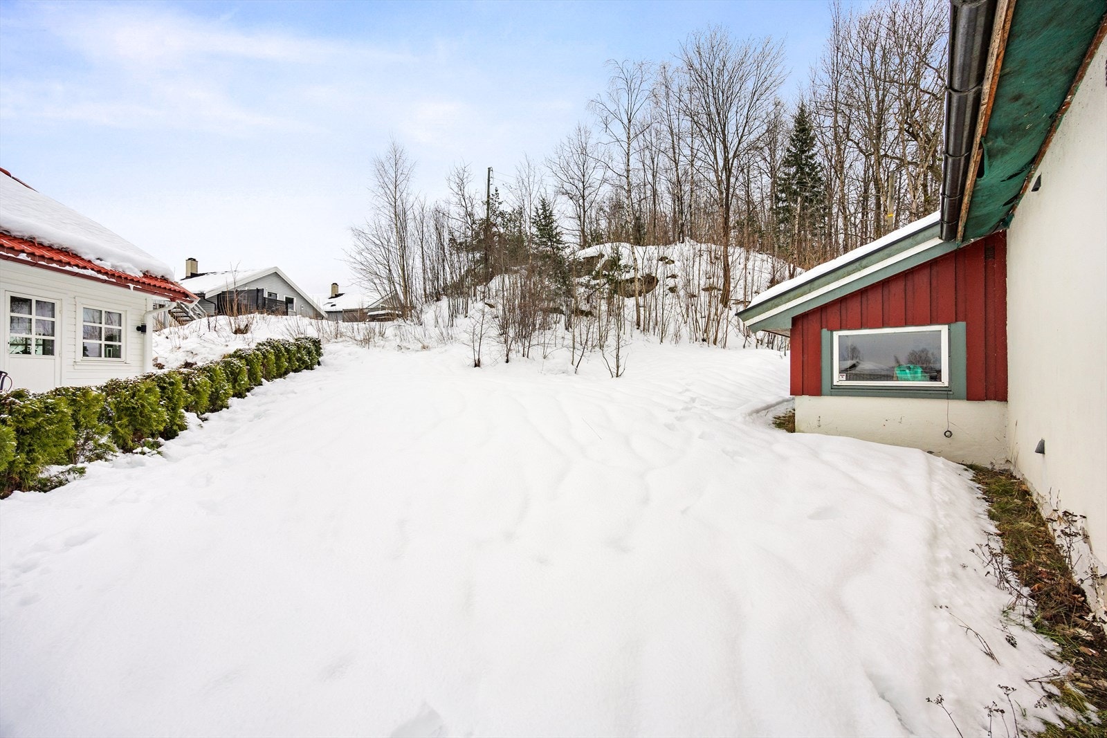 Området har nærhet til skog og mark, med gode turmuligheter. Galleribilde