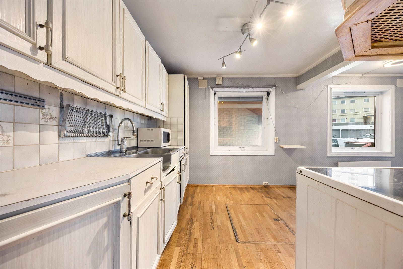 Kjøkkeninnredning med profilerte fronter og laminat benkeplate. Galleribilde