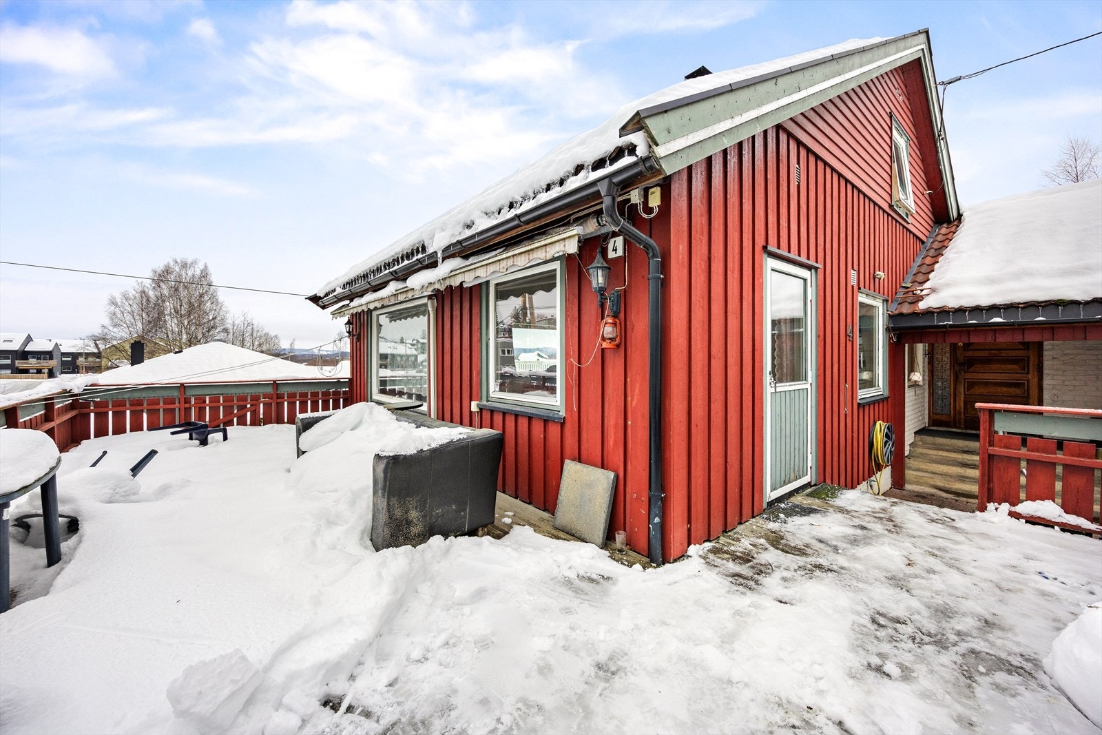 Den store verandaen er bygget i trekonstruksjon med rekkverk i tre. Galleribilde