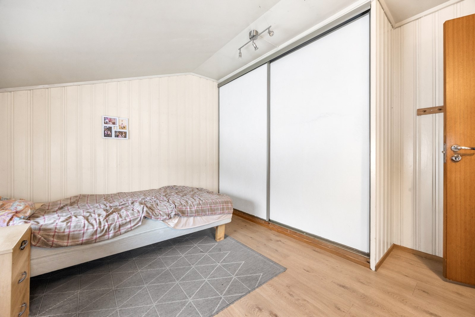 Her er det en praktisk skyvedørsgarderobe. Galleribilde