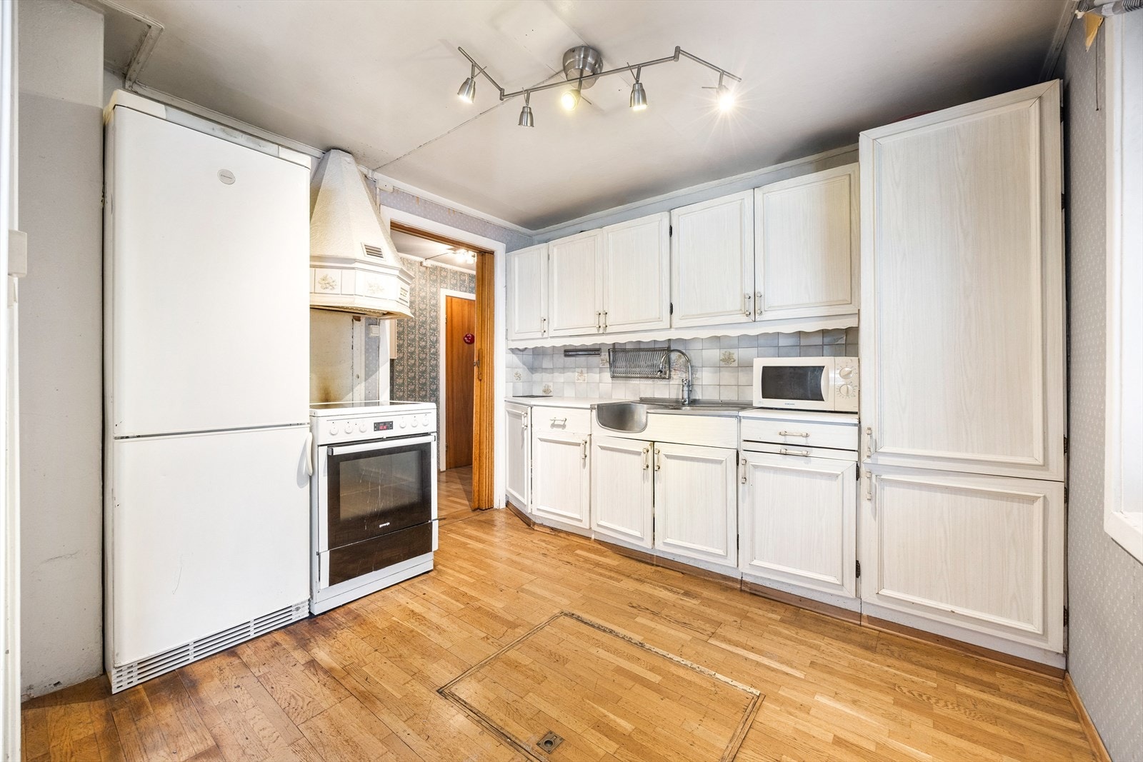 Kjøkkenet er utstyrt med kum, utslagskum og avtrekk via kjøkkenventilator. Galleribilde