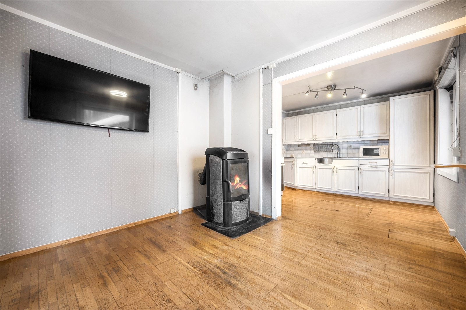 Kjøkkenet er delvis adskilt med en skillevegg. Her er det en peisovn som varmer godt. Galleribilde