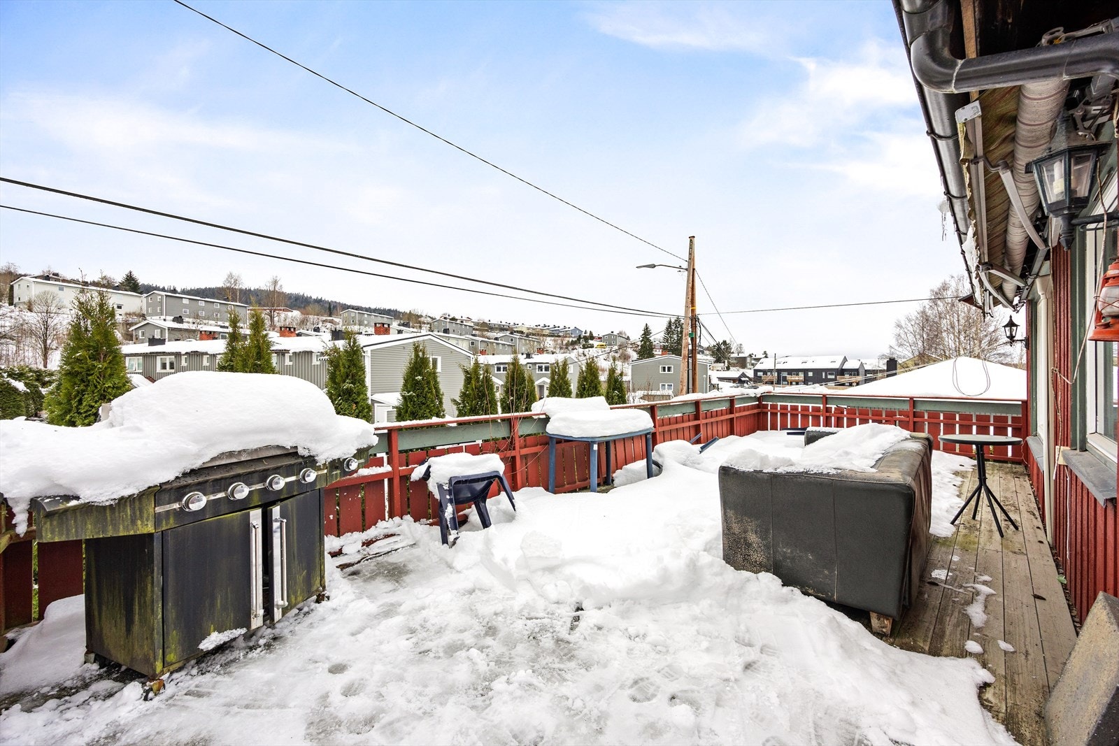 Verandaen på 38 m² har god plass til både sittegruppe og grill. Galleribilde